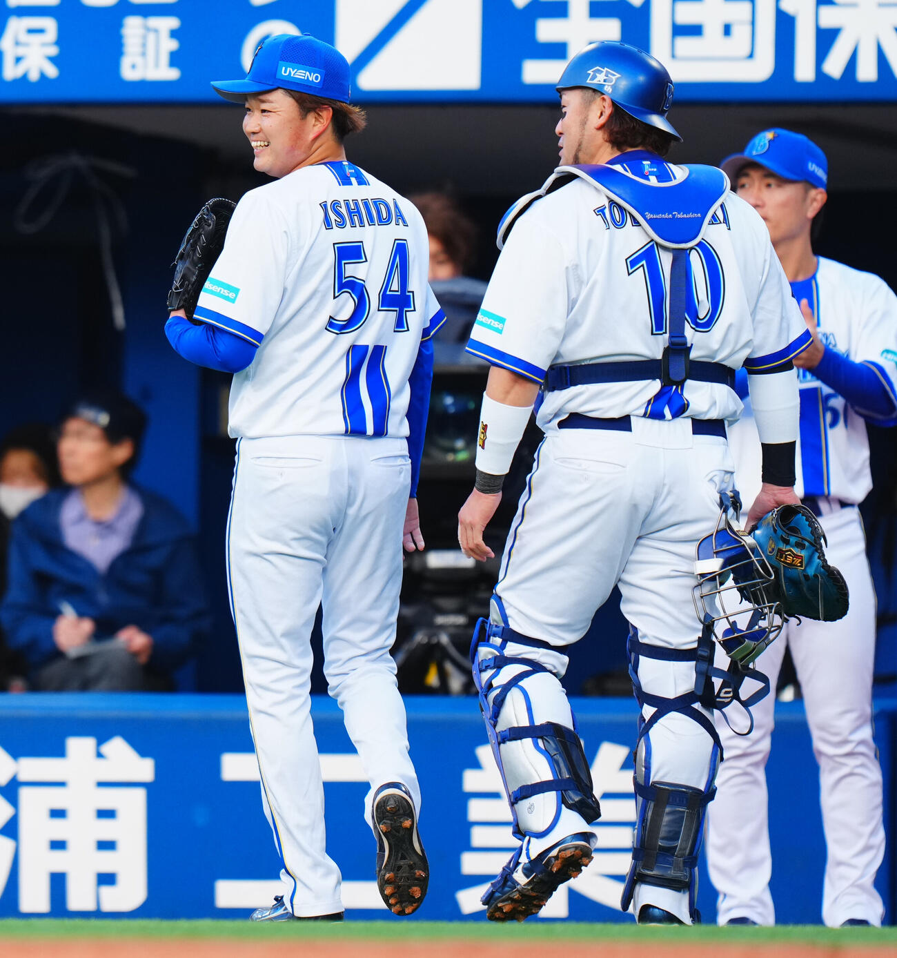 DeNA対楽天　1回表楽天の攻撃を無失点に抑えたDeNA先発の石田裕太郎（左）は戸柱恭孝と笑顔を見せる（撮影・垰建太）