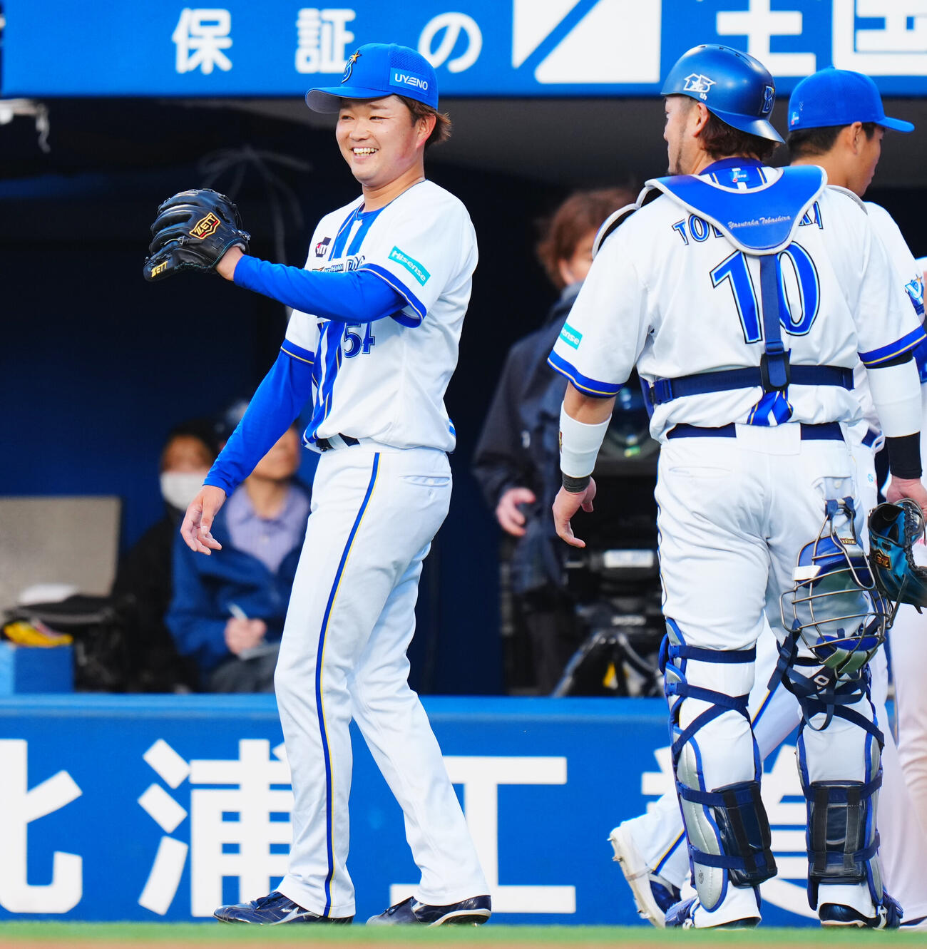 DeNA対楽天　1回表楽天の攻撃を無失点に抑えたDeNA先発の石田裕太郎（左）は戸柱恭孝と笑顔を見せる（撮影・垰建太）