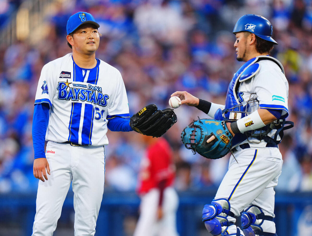 DeNA対楽天　2回表楽天1死一、二塁、マウンドで話す石田裕太郎（左）と戸柱恭孝（撮影・垰建太）