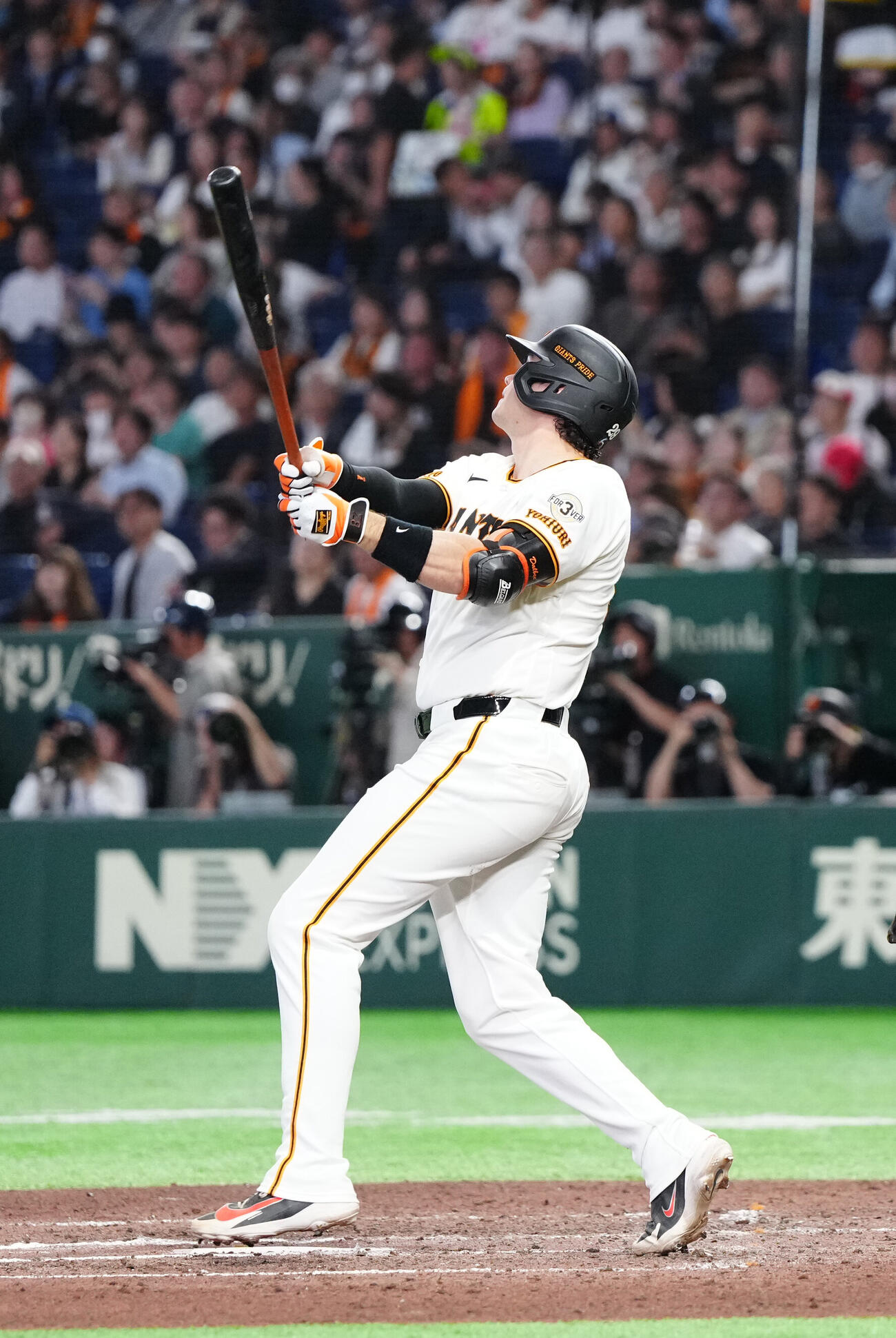 交流戦　巨人対オリックス　7回裏巨人1死、ソロ本塁打を放つボビー・ダルベック（撮影・江口和貴）