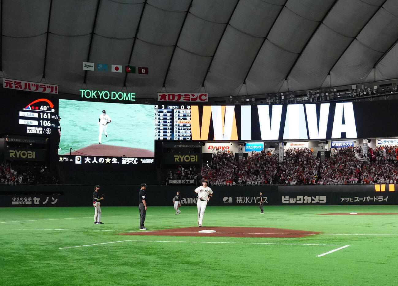 交流戦　巨人対オリックス　7回裏巨人1死、ソロ本塁打を放ちダイヤモンドを1周するボビー・ダルベック（撮影・江口和貴）＝2026年6月3日