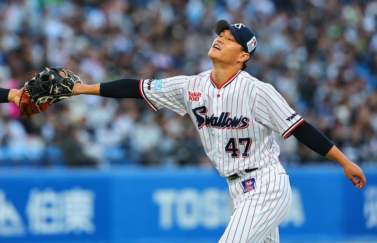 ヤクルト対ロッテ　2回表を終え野手とタッチするヤクルト高橋奎二（撮影・野上伸悟）