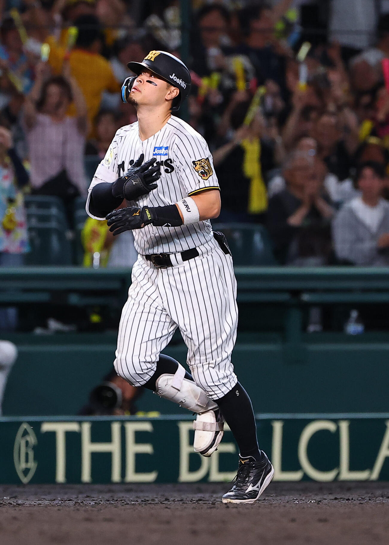 阪神対西武　9回裏阪神無死三塁、佐藤輝明は2点本塁打を放ち胸に手を当てる（撮影・上田博志）
