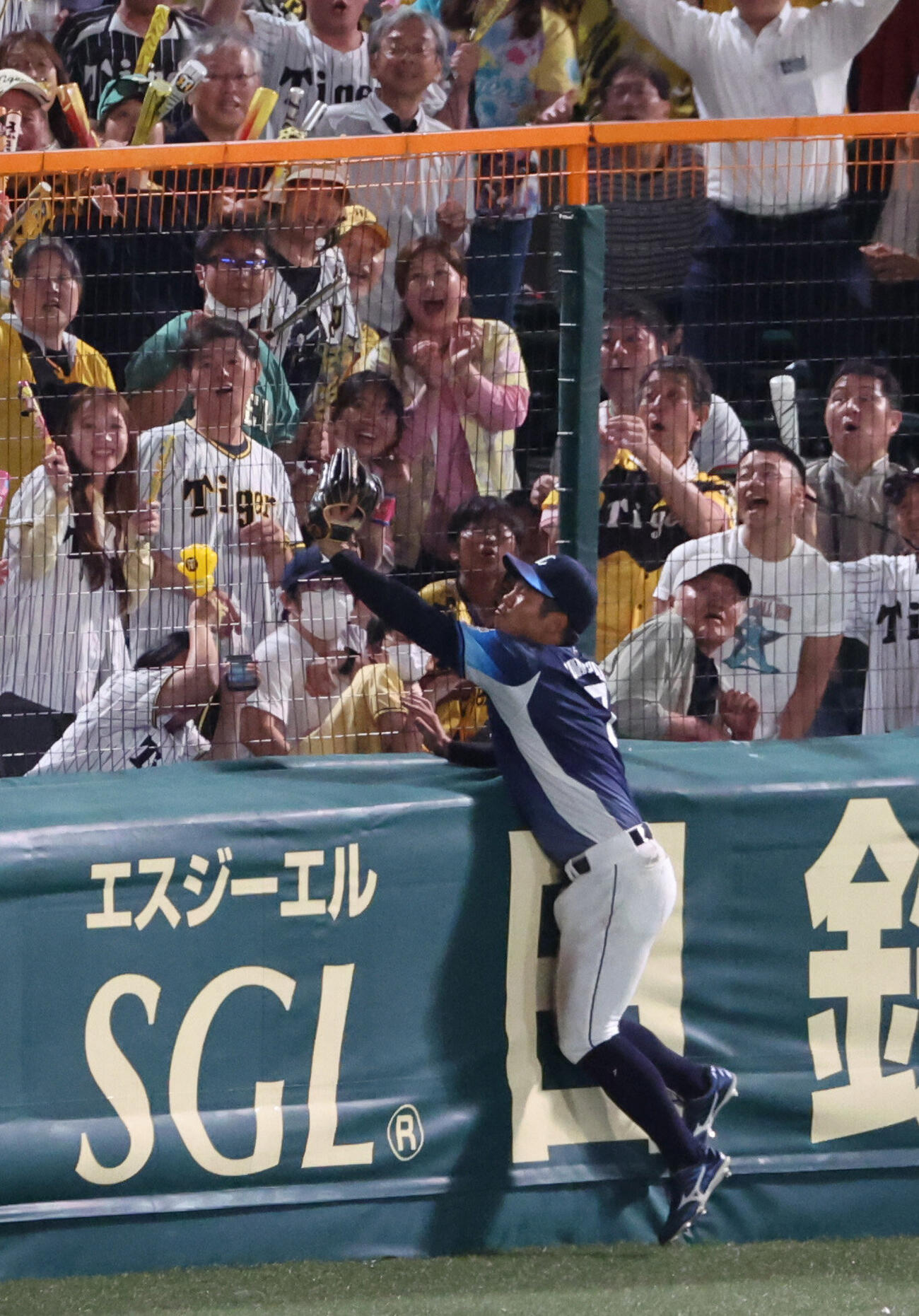 阪神対西武　9回裏阪神無死三塁、佐藤輝明の打球はフェンスを越え三塁アルプス席に入る本塁打となる（撮影・西尾就之）