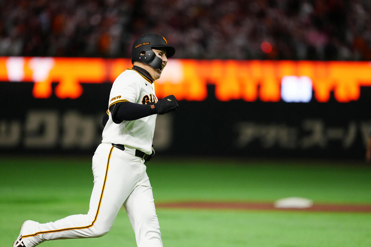 交流戦　巨人対オリックス　8回裏巨人1死満塁、満塁本塁打を放ち、ダイヤモンドを1周する代打丸佳浩（撮影・江口和貴）