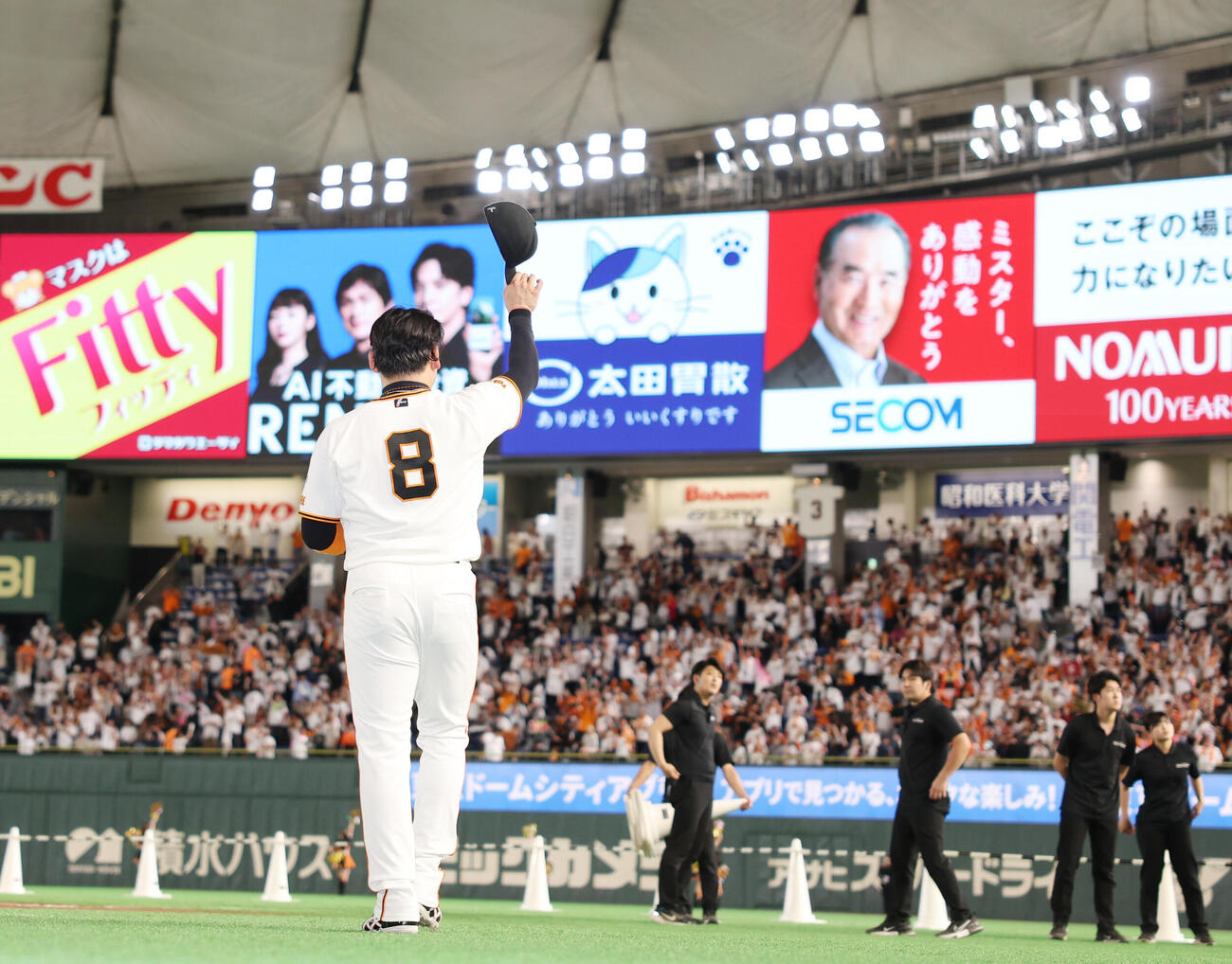 巨人対オリックス　ファンにあいさつをし引き揚げる丸佳浩（撮影・増田悦実）