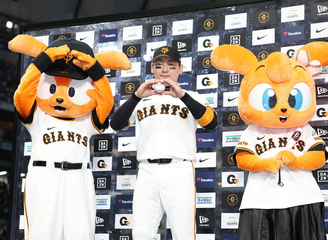 巨人対オリックス　逆転満塁本塁打を放ちヒーローとなった丸佳浩はホームランボールを手に丸ポーズをする（撮影・増田悦実）