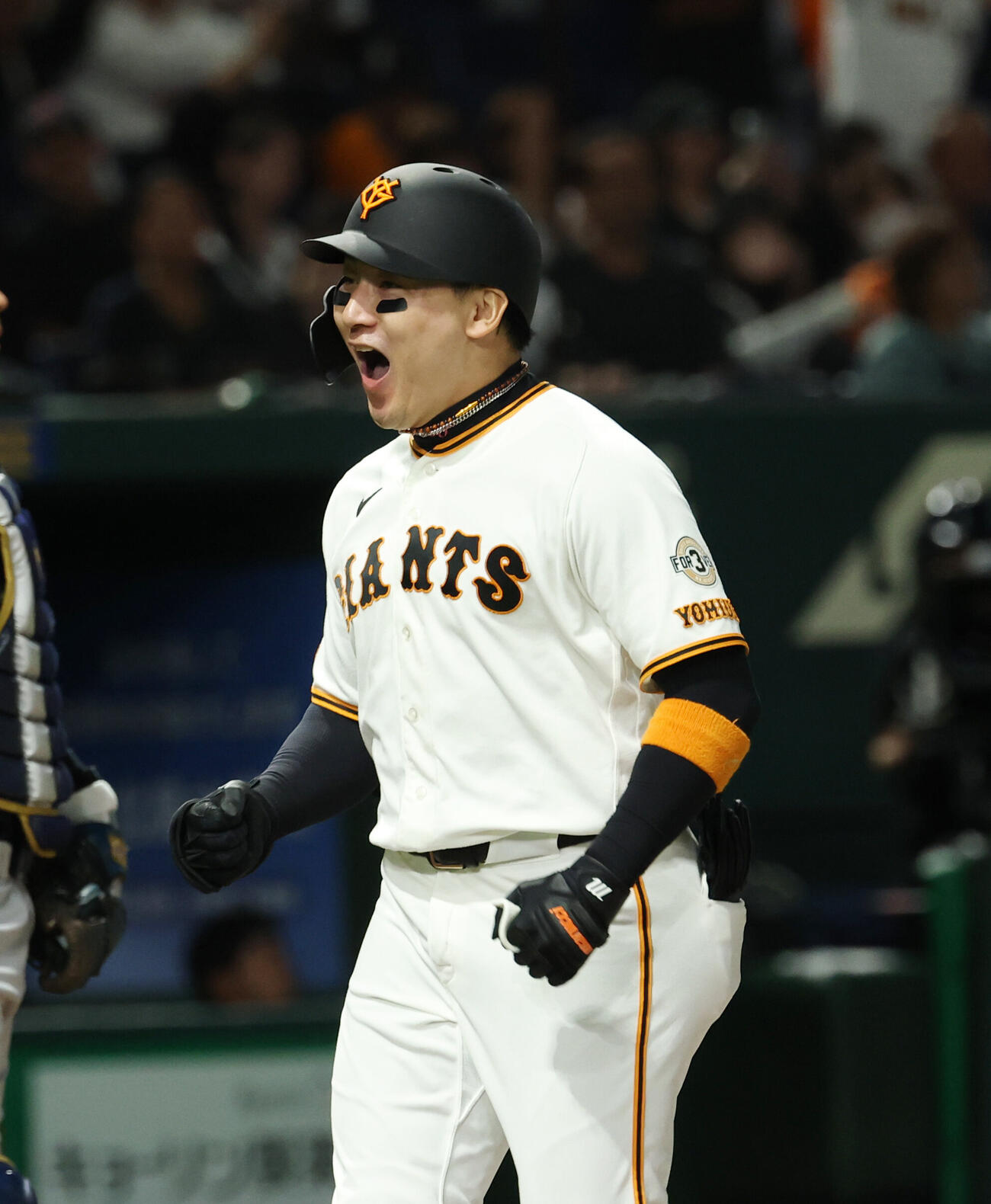 巨人対オリックス　8回裏巨人1死満塁、丸佳浩は逆転満塁本塁打を放ち、雄たけびを挙げながら生還する（撮影・増田悦実）