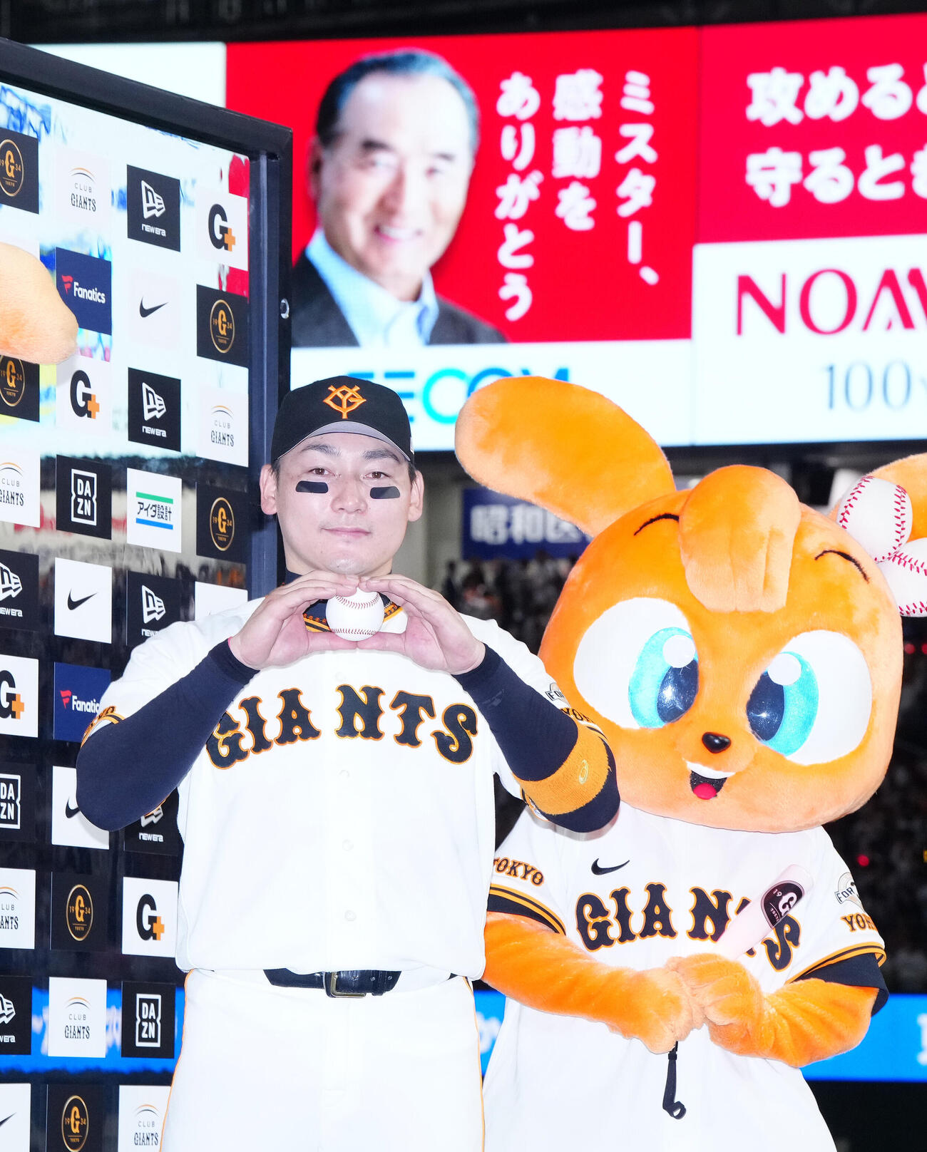 交流戦　巨人対オリックス　試合後、お立ち台で写真に納まる巨人丸佳浩（撮影・江口和貴）