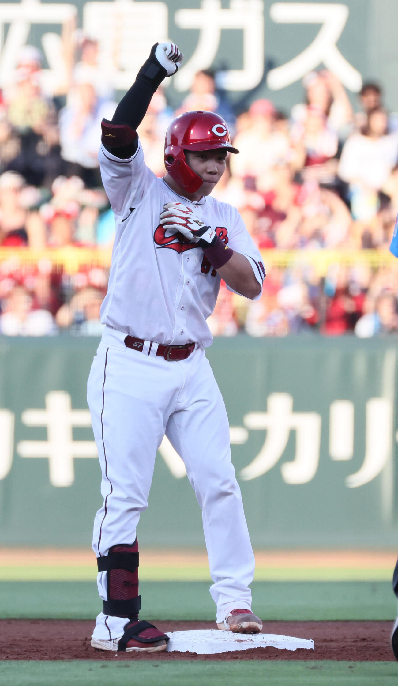 広島対日本ハム　1回裏広島2死一、二塁、2点適時二塁打を放った持丸泰輝（撮影・加藤孝規）