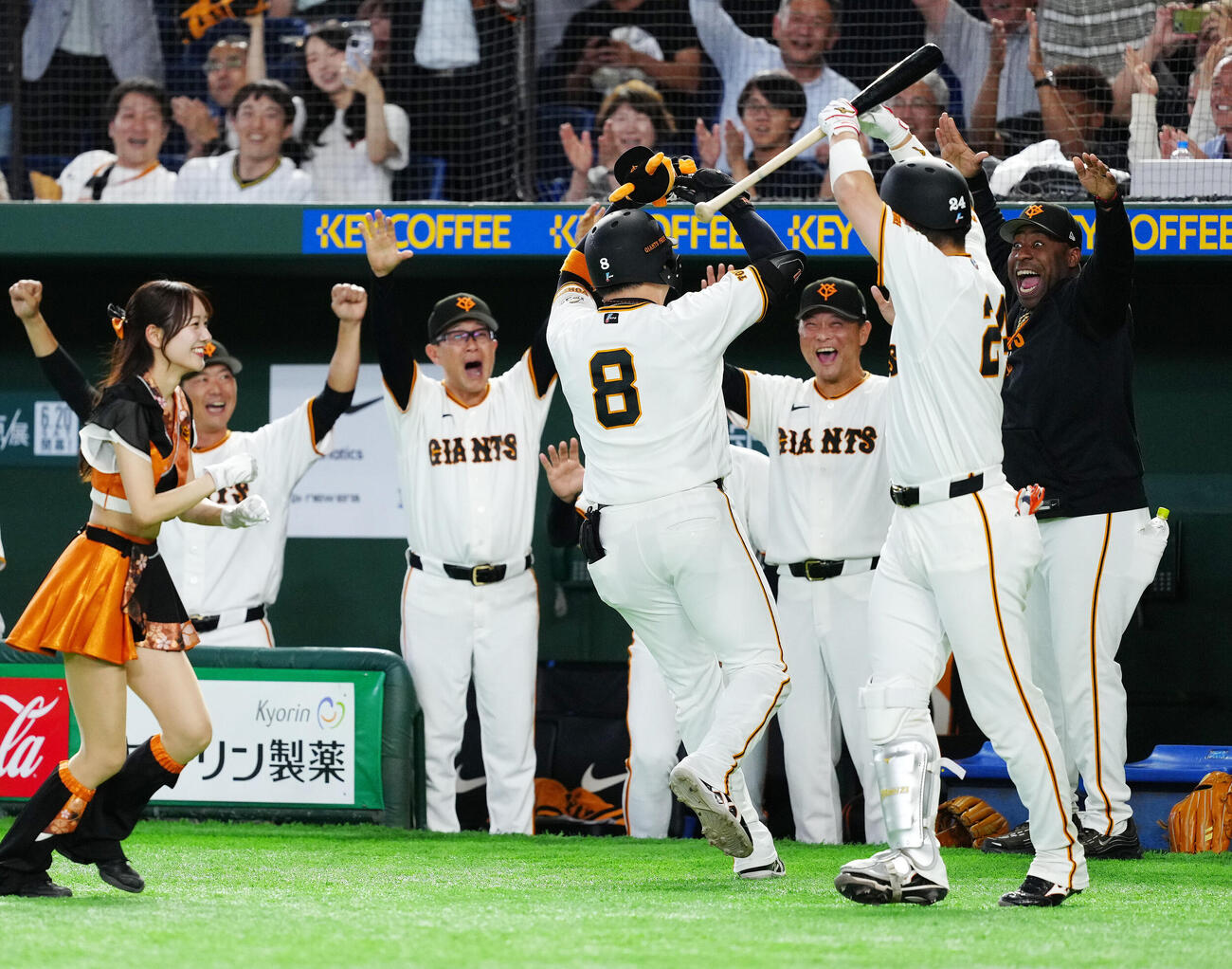 交流戦　巨人対オリックス　8回裏巨人1死満塁、満塁本塁打を放ち、橋上秀樹監督代行（右から3人目）らに迎えられる丸佳浩（同4人目）（撮影・江口和貴）