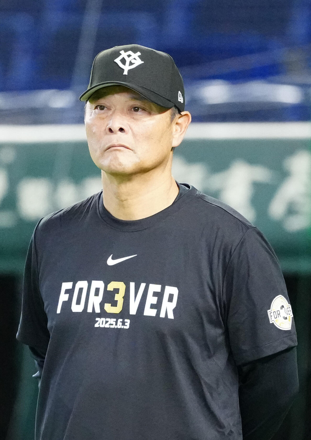 交流戦　巨人対オリックス　巨人長嶋茂雄終身名誉監督の一周忌で「FOR3VER 6．3～長嶋茂雄～」として開催される試合前、記念Tシャツの着用する橋上秀樹監督代行（撮影・江口和貴）