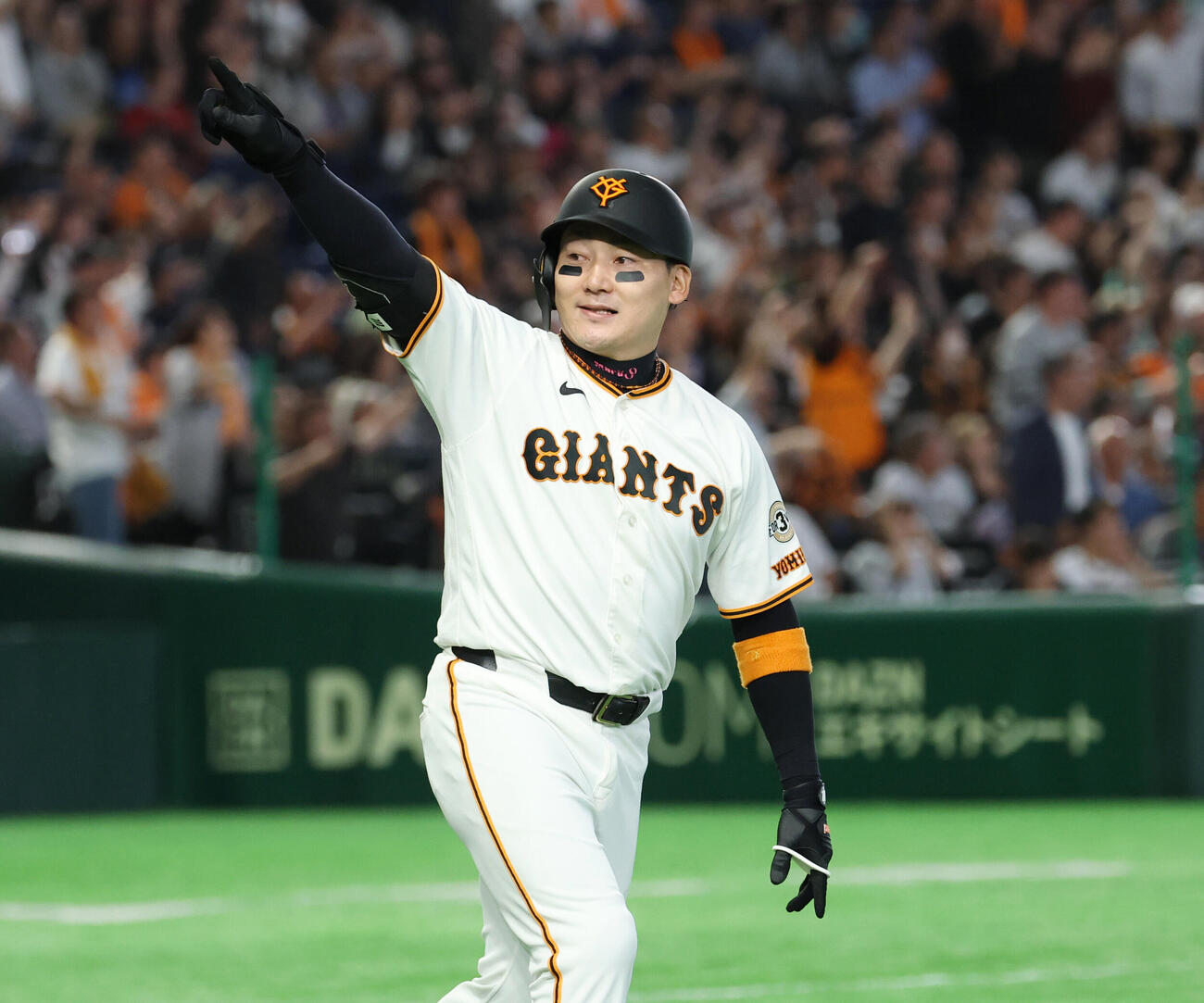 巨人対オリックス　8回裏巨人1死満塁、逆転満塁本塁打を放つ丸佳浩（撮影・増田悦実）