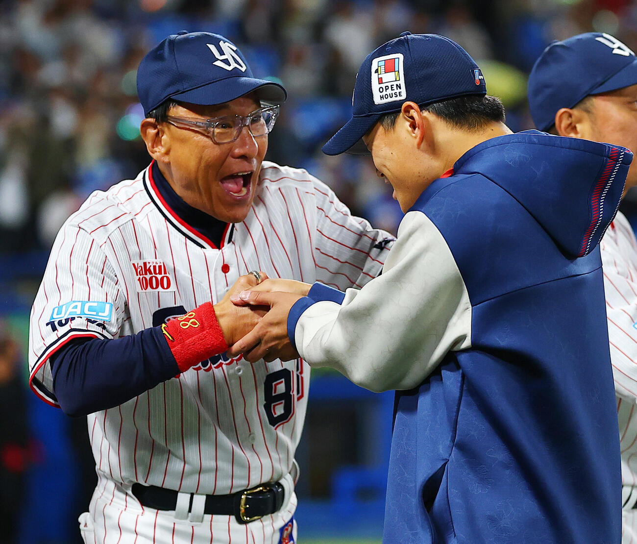 ヤクルト対ロッテ　池山隆寛監督（左）に祝福されるヤクルト高橋奎二（撮影・野上伸悟）＝2026年6月3日
