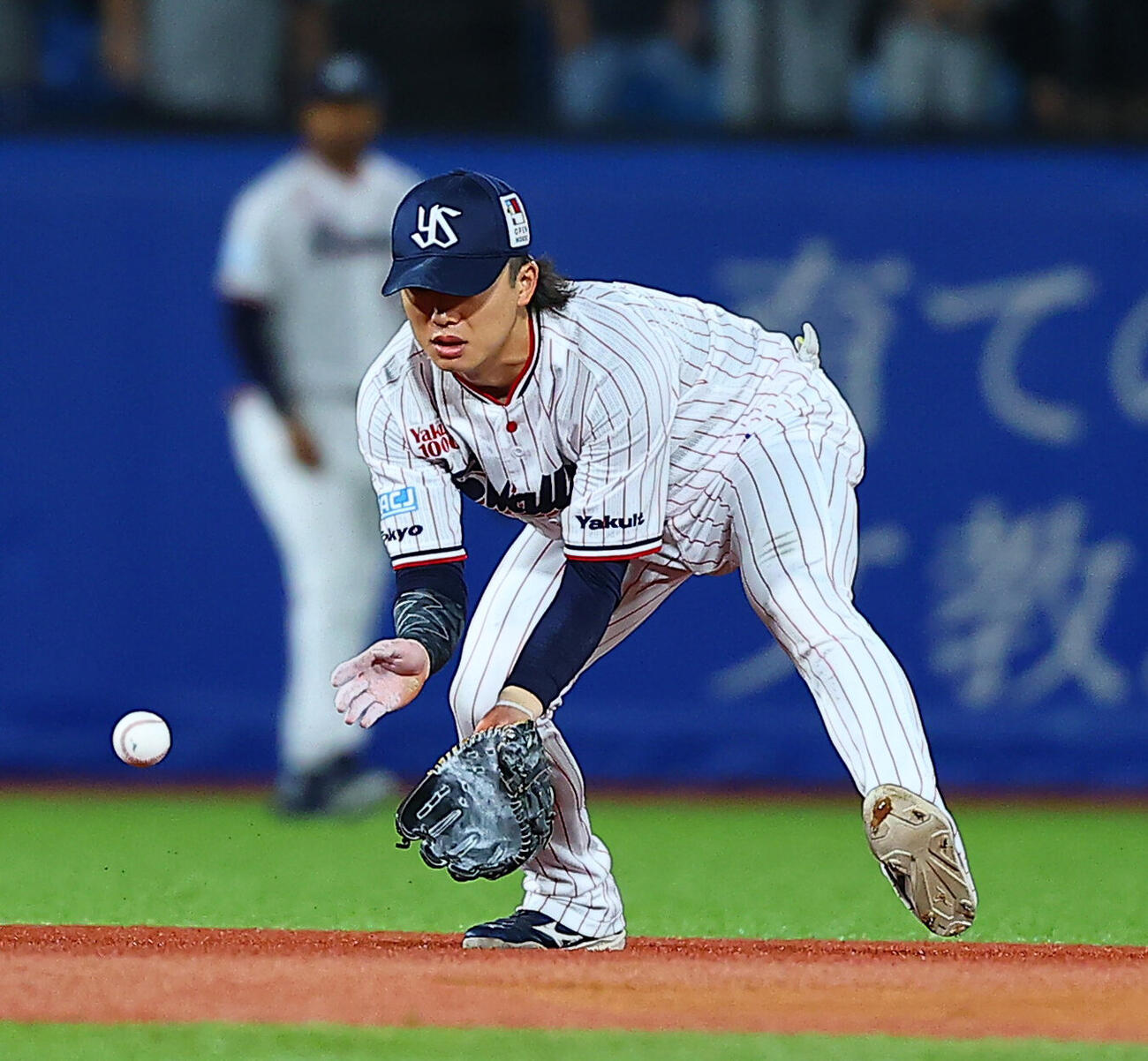ヤクルト対ロッテ　6回表ロッテ1死、井上広大の打球を処理も内野安打とする長岡秀樹（撮影・野上伸悟）＝2026年6月3日
