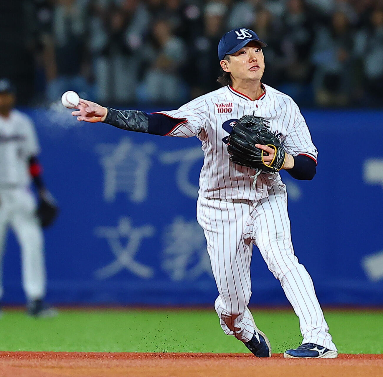 ヤクルト対ロッテ　6回表ロッテ1死、井上広大の打球を処理も内野安打とする長岡秀樹（撮影・野上伸悟）＝2026年6月3日