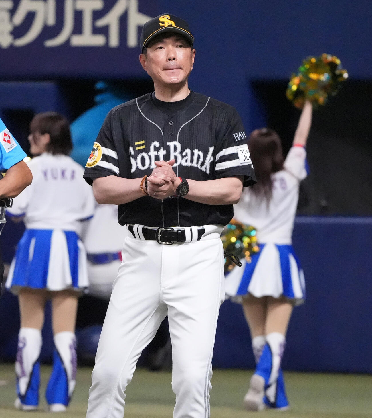 プロ野球交流戦中日対ソフトバンク　7回表終了、選手j交代を告げる小久保裕紀監督（撮影・森本幸一）