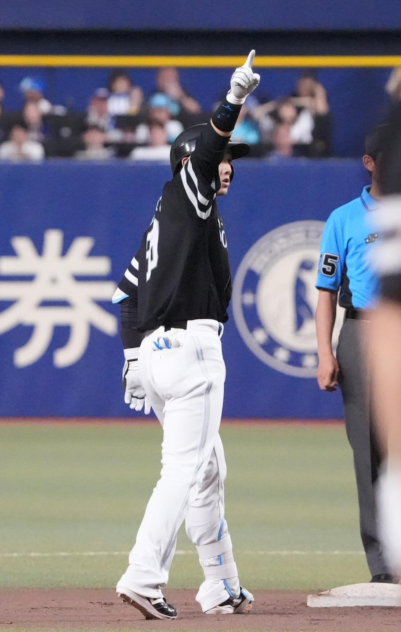 プロ野球交流戦中日対ソフトバンク　6回表ソフトバンク無死二塁、適時打を放ち送球の間に二塁へ進みベンチへ向かってアピールする山本祐大（撮影・森本幸一）