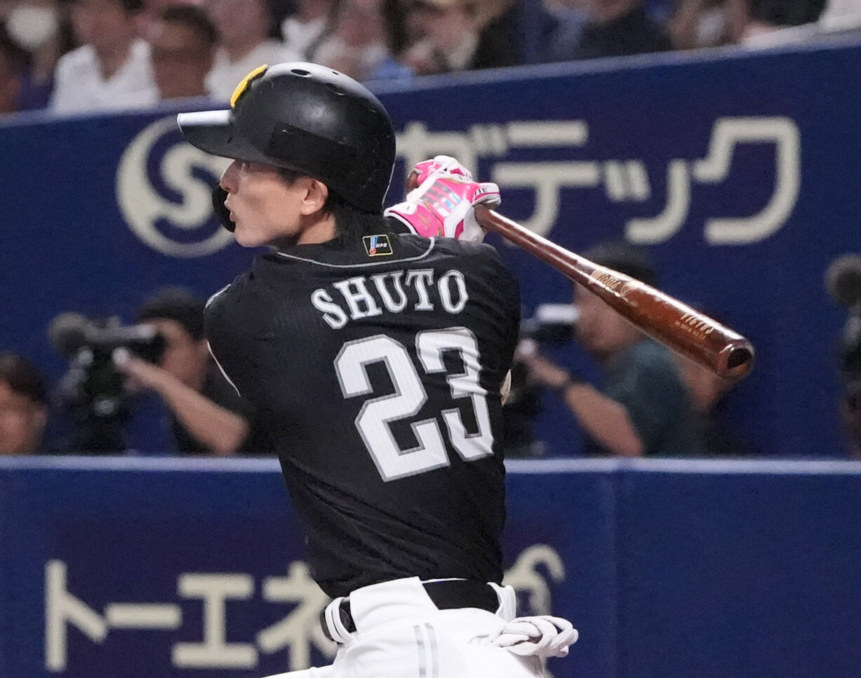 プロ野球交流戦中日対ソフトバンク　5回表ソフトバンク1死、安打を放つ周東佑京（撮影・森本幸一）
