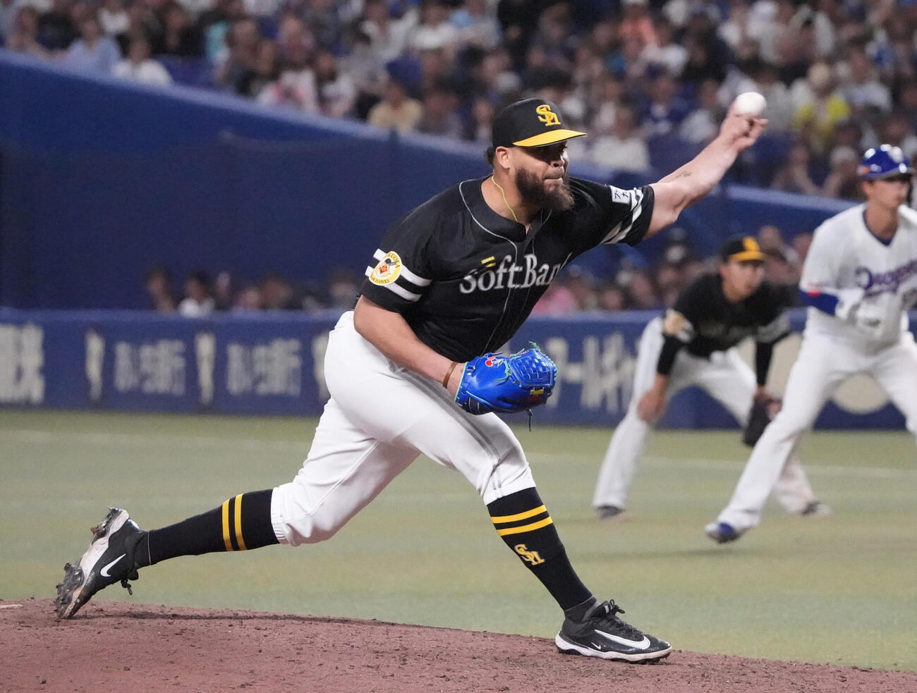 プロ野球交流戦中日対ソフトバンク　6回裏中日1死一、二塁、ソフトバンク3番手で登板するダーウィンゾン・ヘルナンデス（撮影・森本幸一）