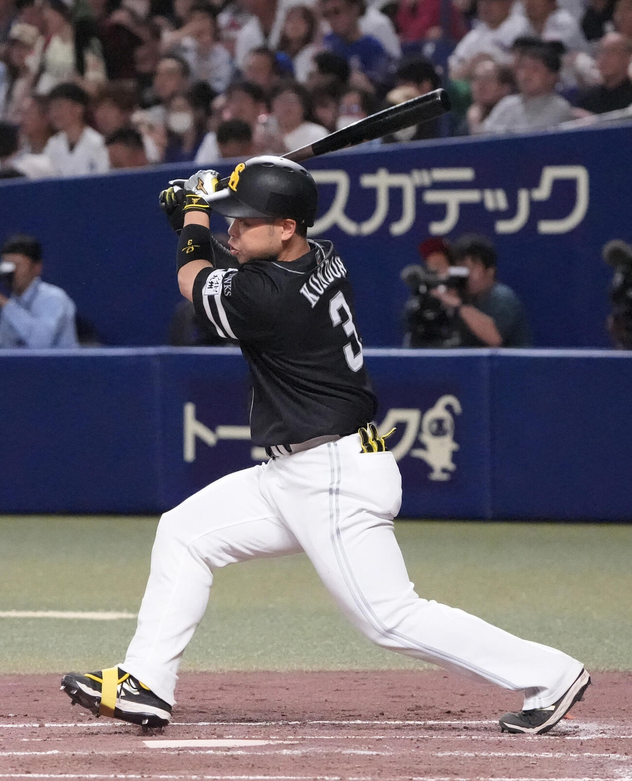 プロ野球交流戦中日対ソフトバンク　4回表ソフトバンク無死、安打を放つ近藤健介（撮影・森本幸一）