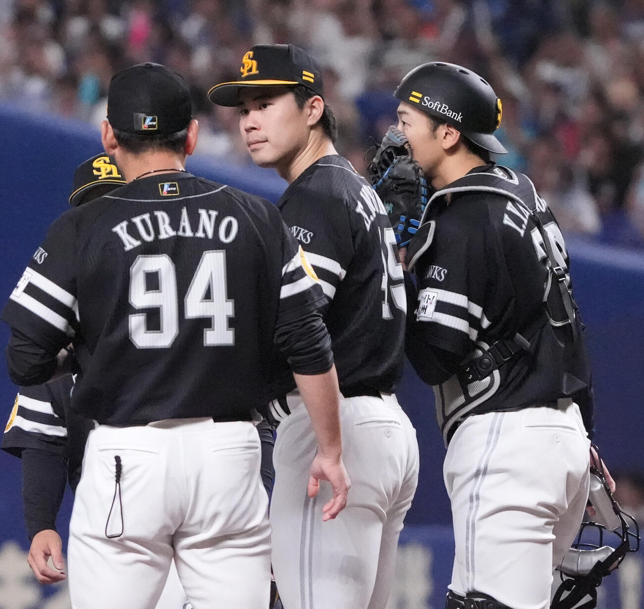 プロ野球交流戦中日対ソフトバンク　5回裏中日2死一塁、マウンドの松本晴（右から2人目）のもとに集まるソフトバンクナイン（撮影・森本幸一）