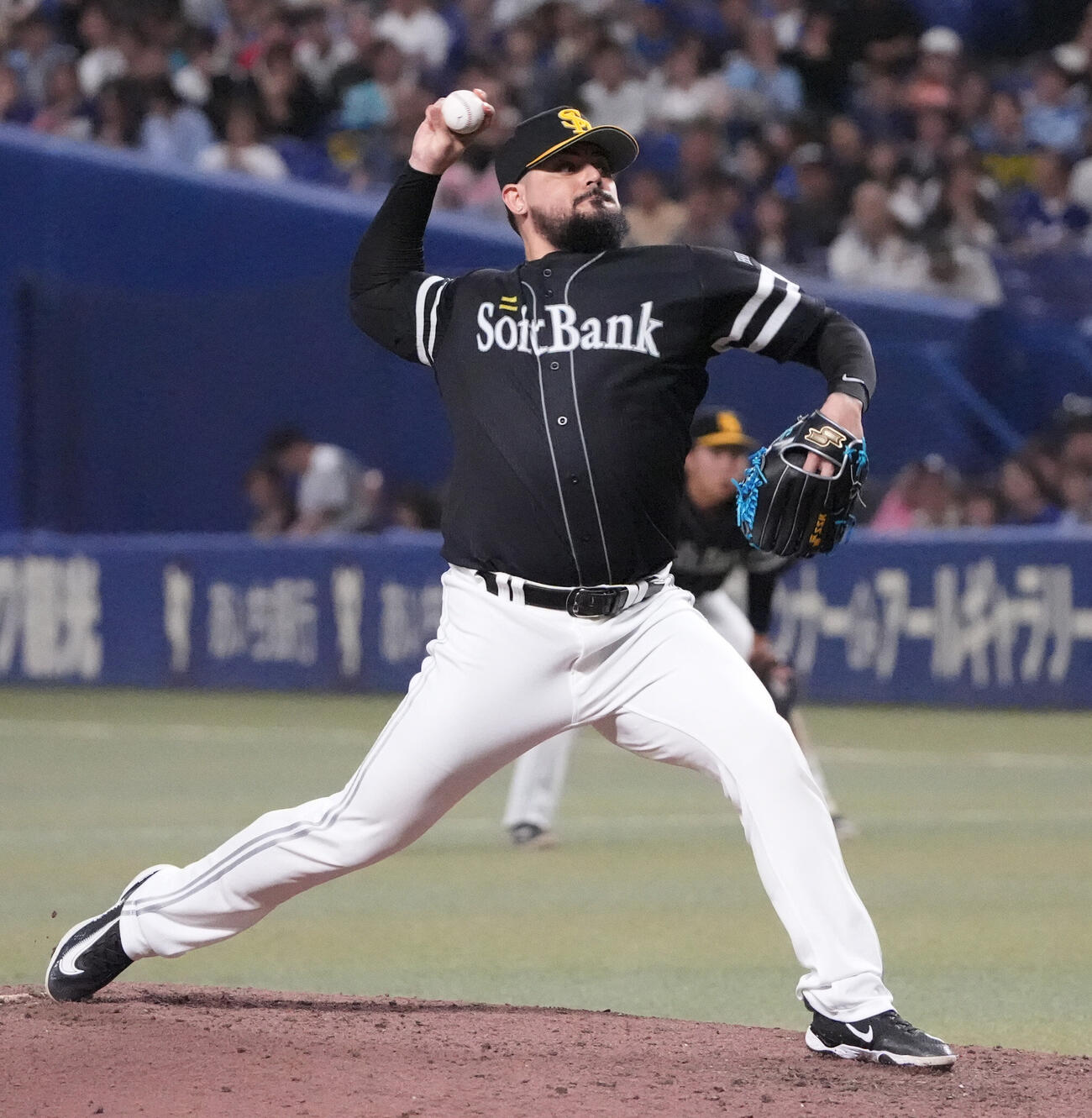 プロ野球交流戦中日対ソフトバンク　7回裏、ソフトバンク4番手で登板するロベルト・オスナ（撮影・森本幸一）