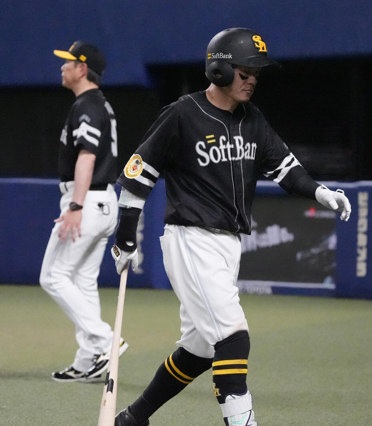 プロ野球交流戦中日対ソフトバンク　9回表ソフトバンク2死二塁、牧原大成（右）は三振に倒れる（撮影・森本幸一）