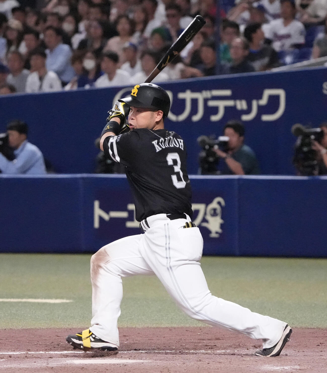 プロ野球交流戦中日対ソフトバンク　9回表ソフトバンク無死、安打を放つ近藤健介（撮影・森本幸一）