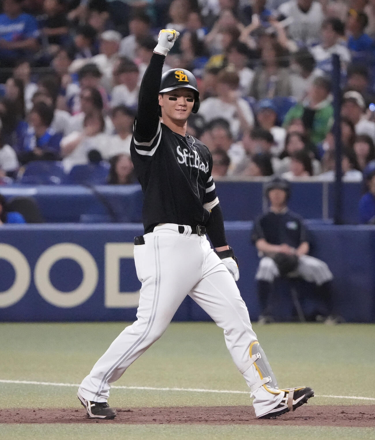 プロ野球交流戦中日対ソフトバンク　6回表ソフトバンク2死二、三塁、2点適時打を放ちベンチへ向かってアピールする正木智也（撮影・森本幸一）