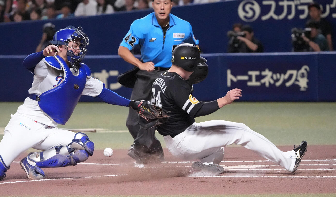 プロ野球交流戦中日対ソフトバンク　6回表ソフトバンク無死二塁、山本祐大の適時打で生還する栗原陵矢（右）捕手は石伊雄太（撮影・森本幸一）