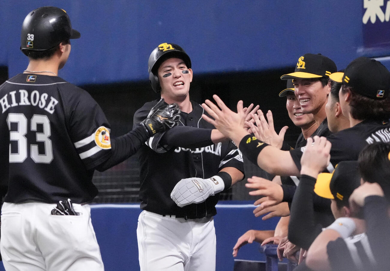 プロ野球交流戦中日対ソフトバンク　6回表ソフトバンク無死二塁、栗原陵矢（中央）は山本祐大の適時打で生還しナインとタッチを交わす（撮影・森本幸一）