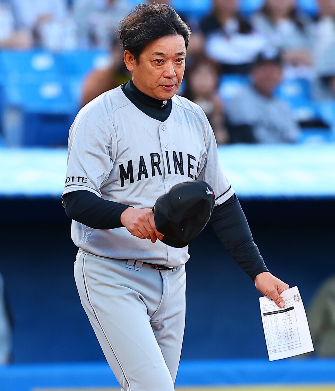 ヤクルト対ロッテ　メンバー表の最終確認を行うロッテのサブロー監督（撮影・野上伸悟）