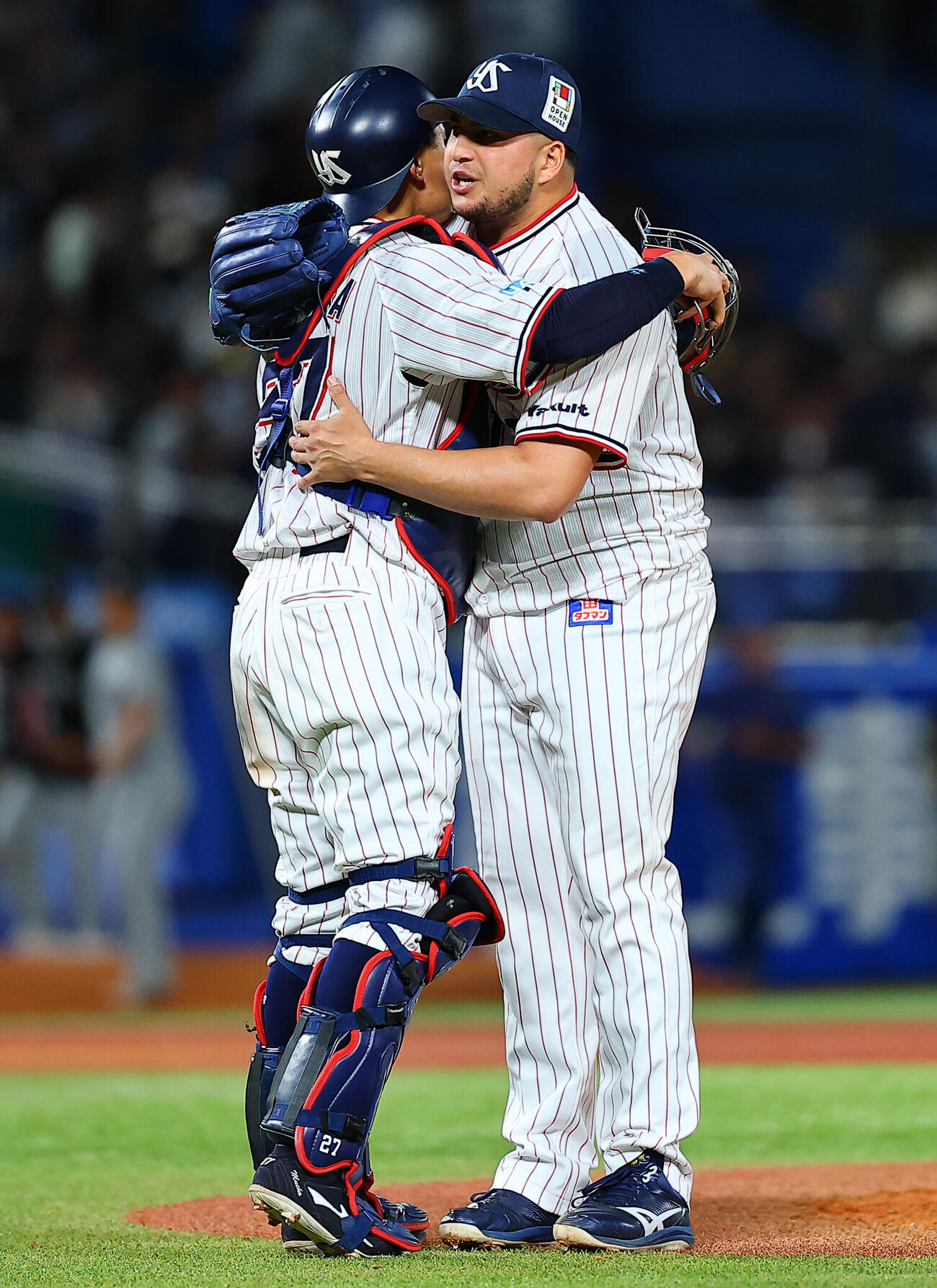 ヤクルト対ロッテ　中村悠平（左）と勝利を喜ぶホセ・キハダ（撮影・野上伸悟）＝2026年6月3日