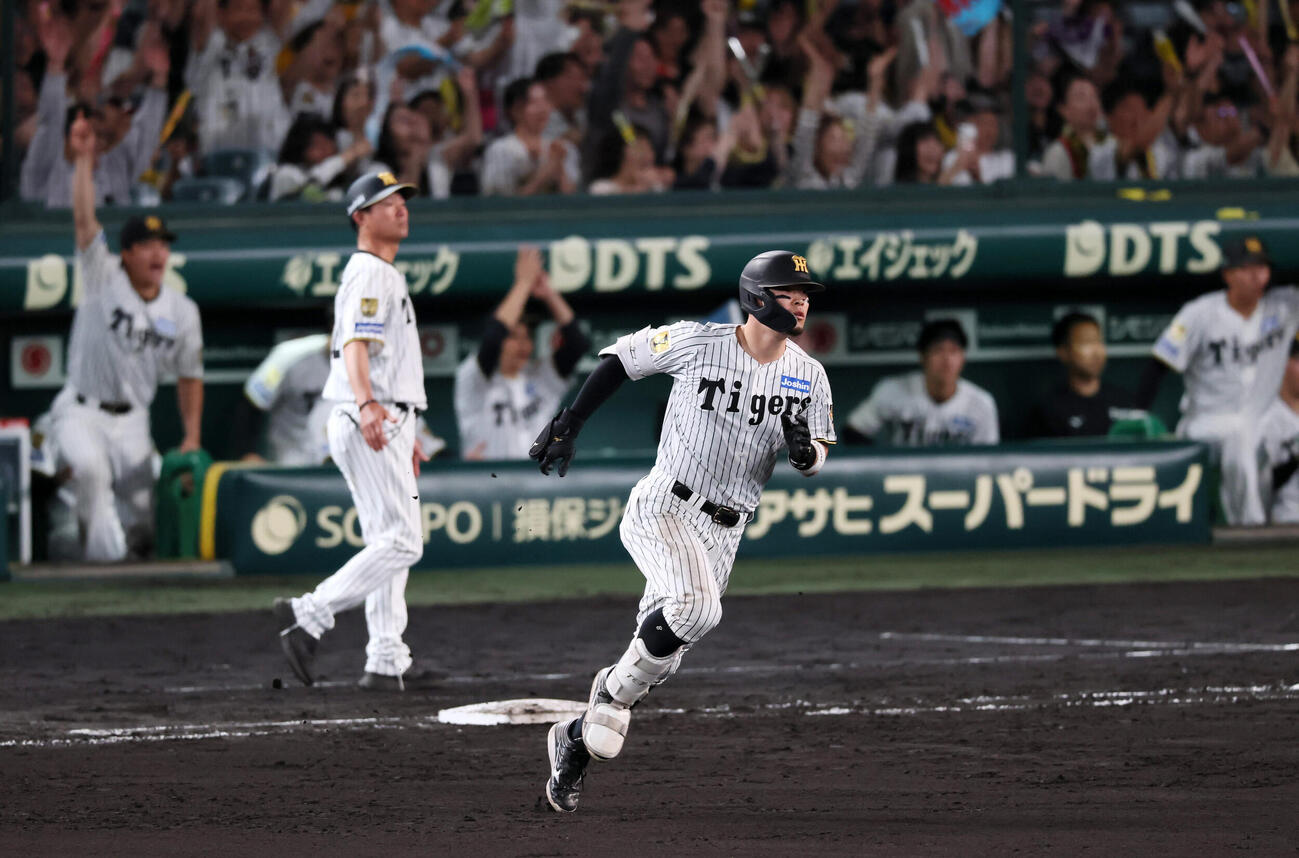 阪神対西武　9回裏阪神無死三塁、佐藤輝明は左越え2点本塁打を放つ（撮影・加藤哉）