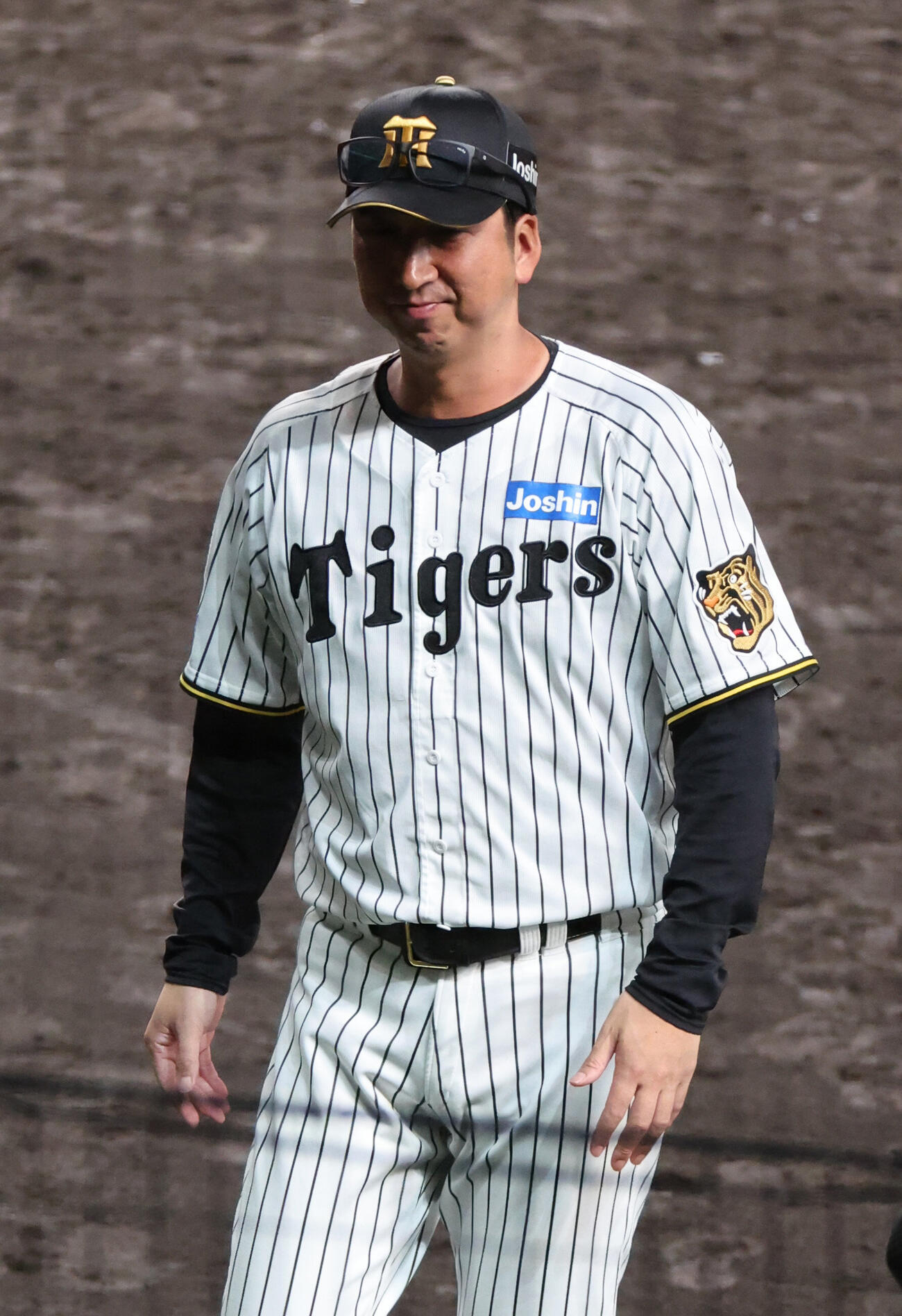 阪神対西武　7回の攻撃を終え、選手交代を告げた阪神藤川球児監督はベンチに戻る（撮影・西尾就之）