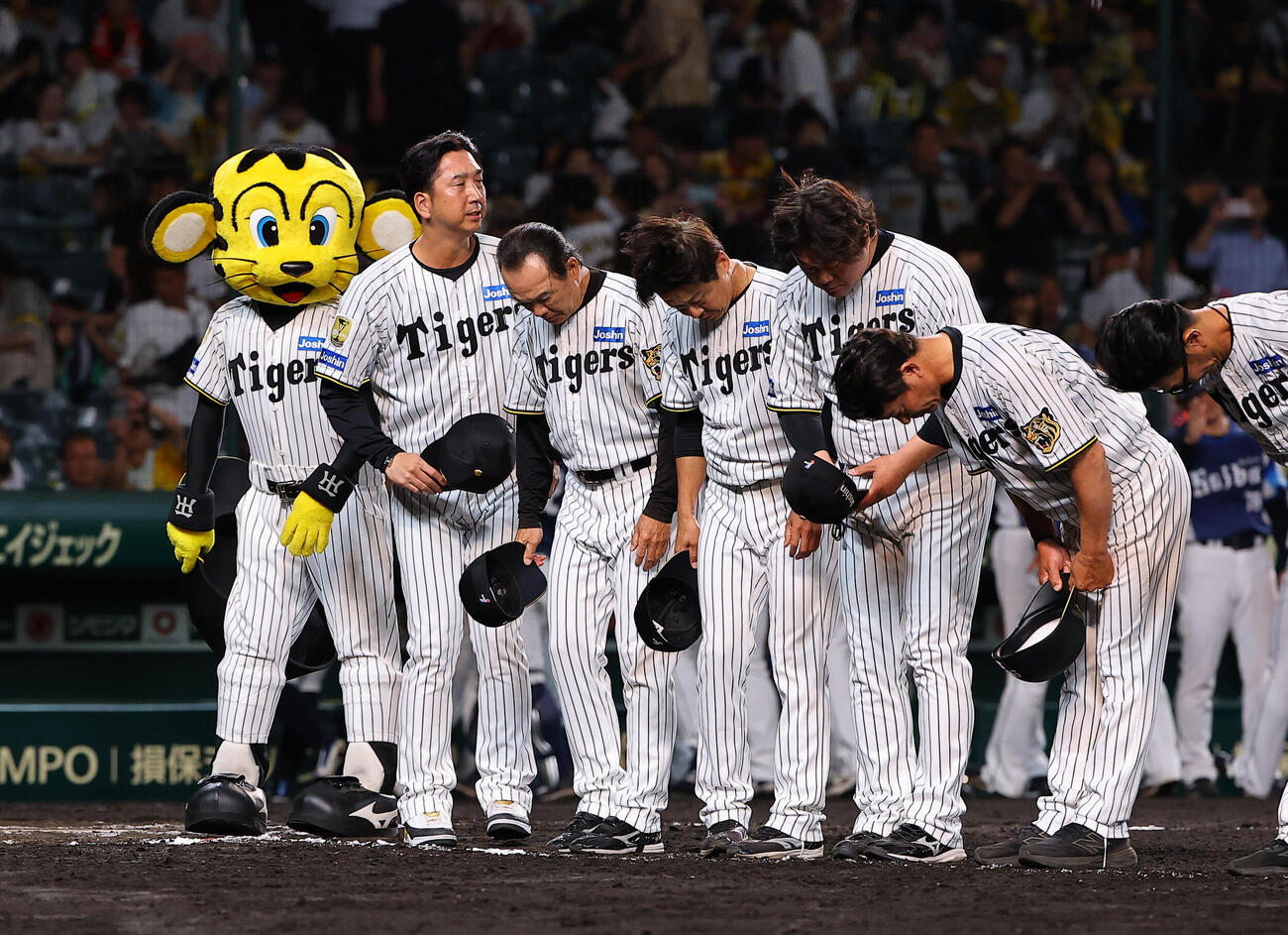 阪神対西武　西武に敗れた藤川球児監督（左から2人目）はファンにあいさつをする（撮影・上田博志）