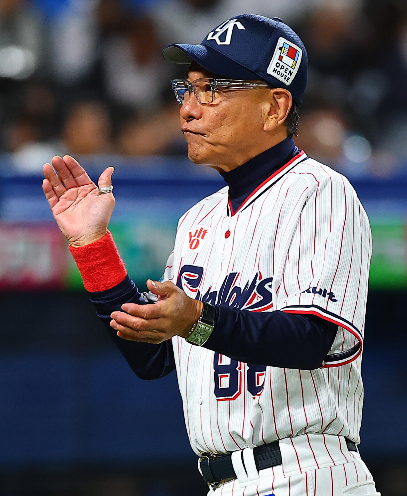 ヤクルト対ロッテ　選手交代を告げベンチに戻るヤクルト池山隆寛監督（撮影・野上伸悟）