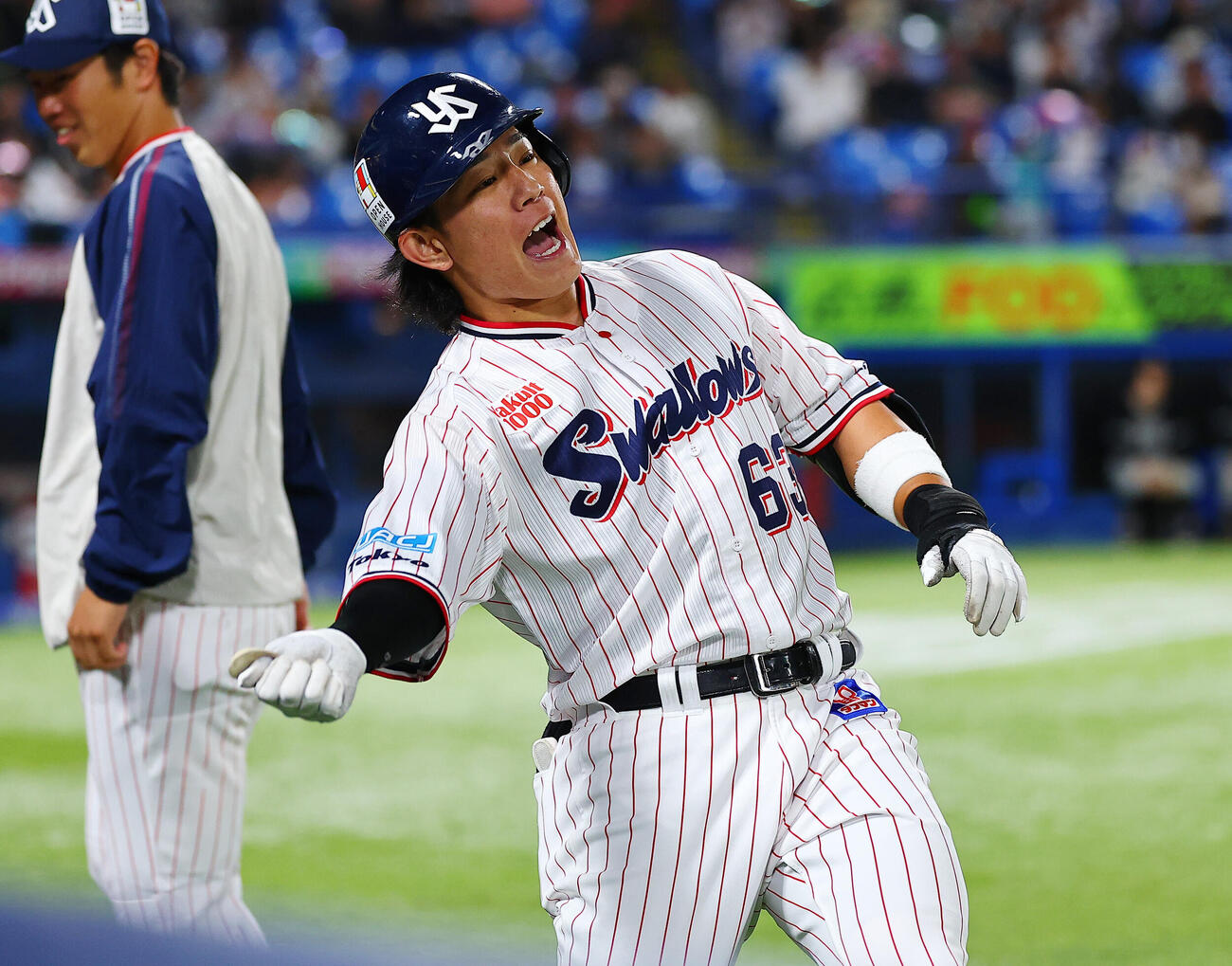 ヤクルト対ロッテ　6回裏ヤクルト無死、先制本塁打を放ちポーズを決める増田珠（撮影・野上伸悟）