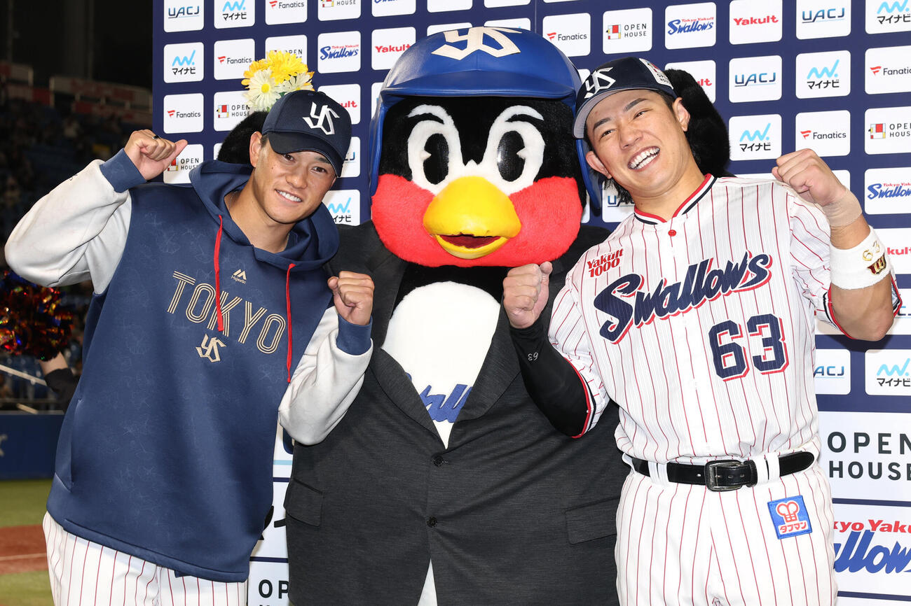 ヤクルト対ロッテ　勝利しお立ち台でつば九郎（中央）と喜ぶヤクルト高橋奎二（左）と増田珠（撮影・野上伸悟）