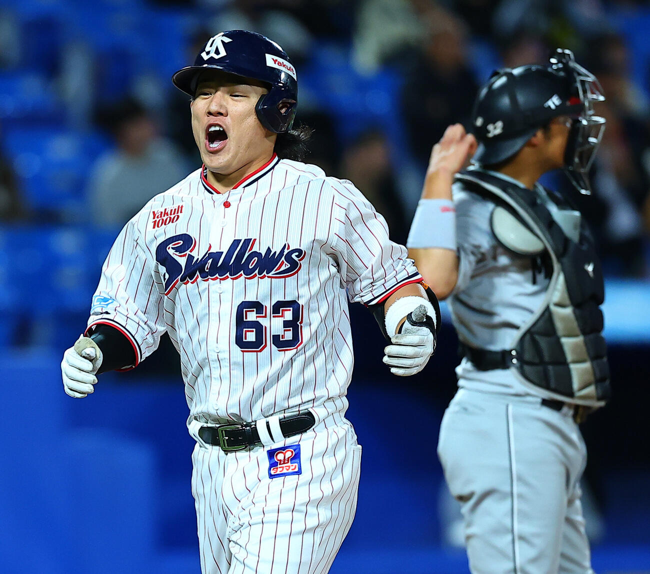 ヤクルト対ロッテ　6回裏ヤクルト無死、先制本塁打を放ち喜ぶ増田珠（撮影・野上伸悟）
