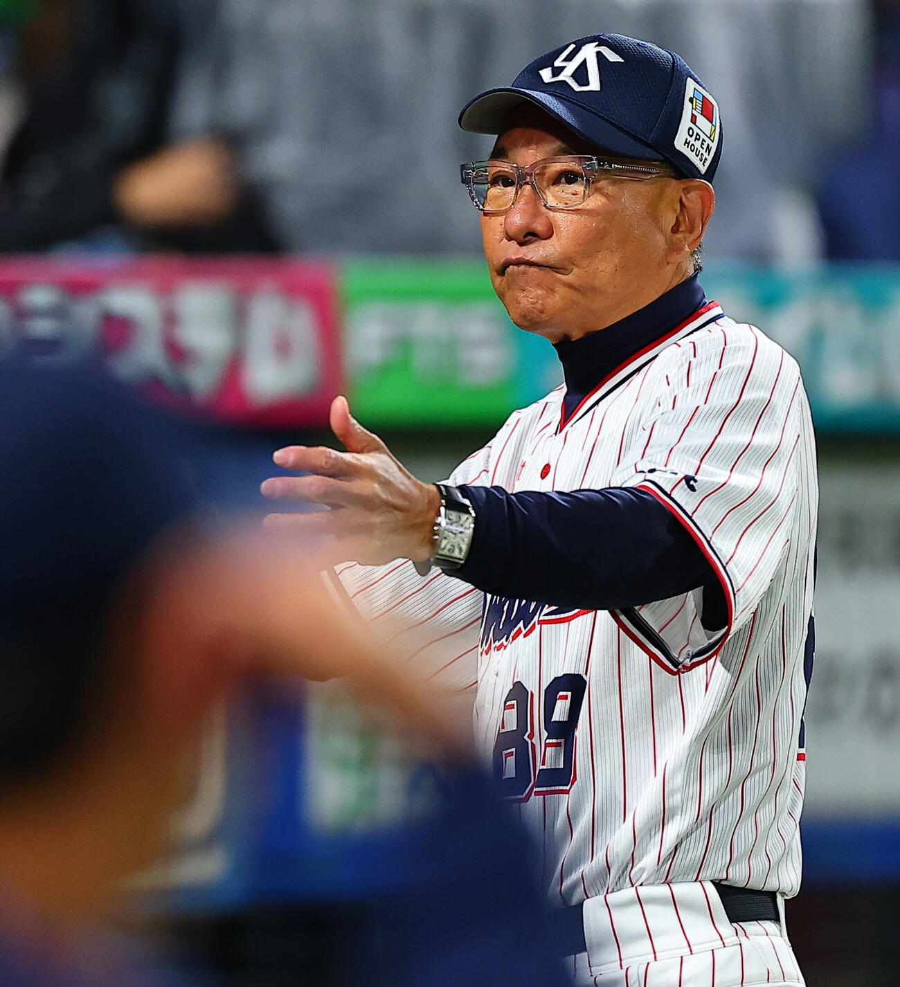 ヤクルト対ロッテ　選手交代を告げベンチに戻るヤクルト池山隆寛監督（撮影・野上伸悟）