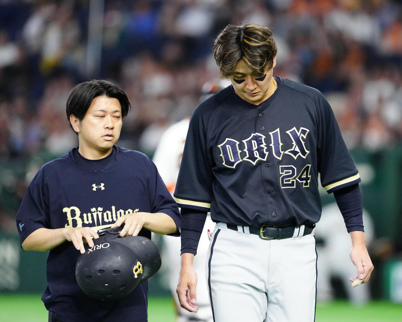 交流戦　巨人対オリックス　2回表オリックス無死、死球を受け、ベンチに引き揚げる紅林弘太郎（右）（撮影・江口和貴）