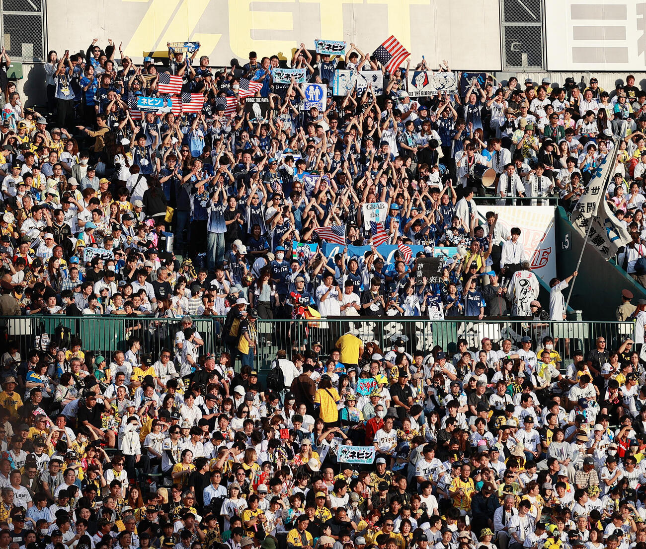 阪神対西武　先制ソロ本塁打を放った西武タイラー・ネビンを祝福する西武ファン（撮影・上山淳一）