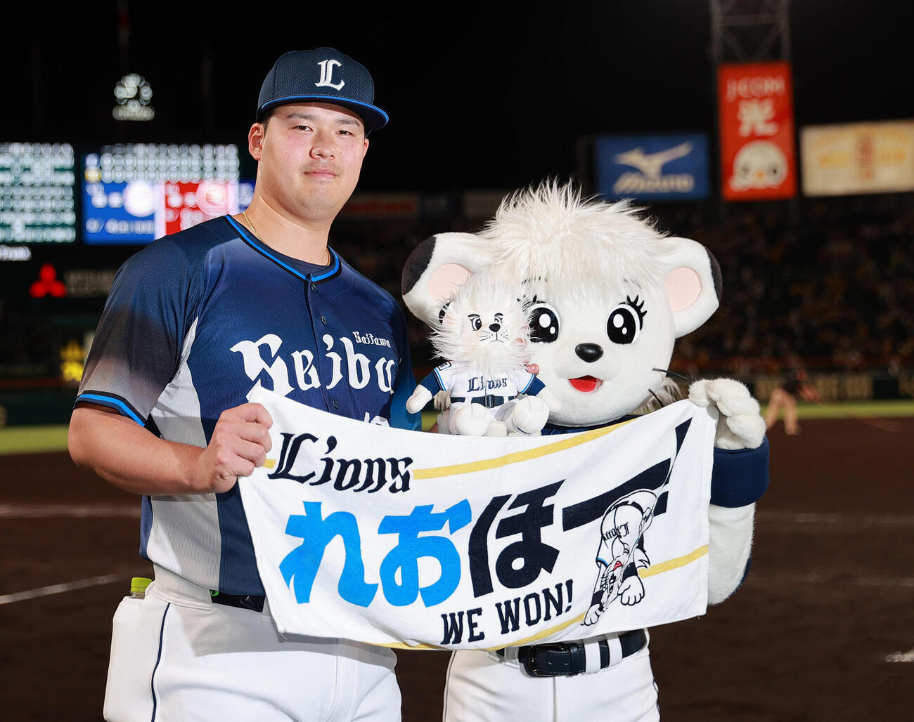 阪神対西武　阪神に勝利し、記念撮影する西武渡辺勇太朗（撮影・上山淳一）