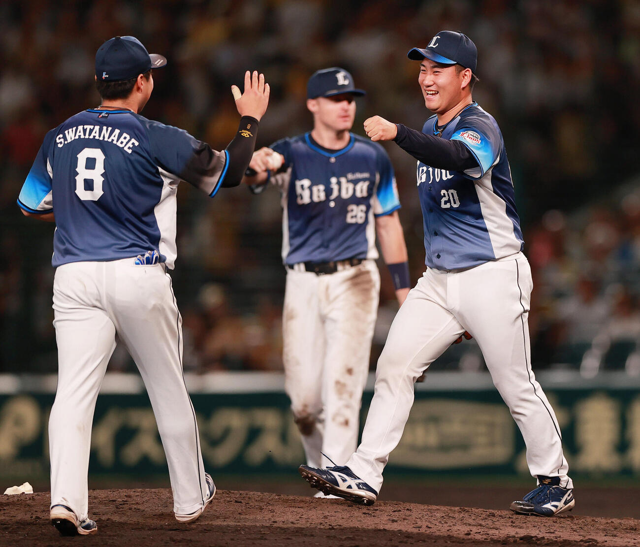 阪神対西武　阪神に勝利し、試合を締めた岩城颯空（右）はナインとタッチをかわす（撮影・上山淳一）