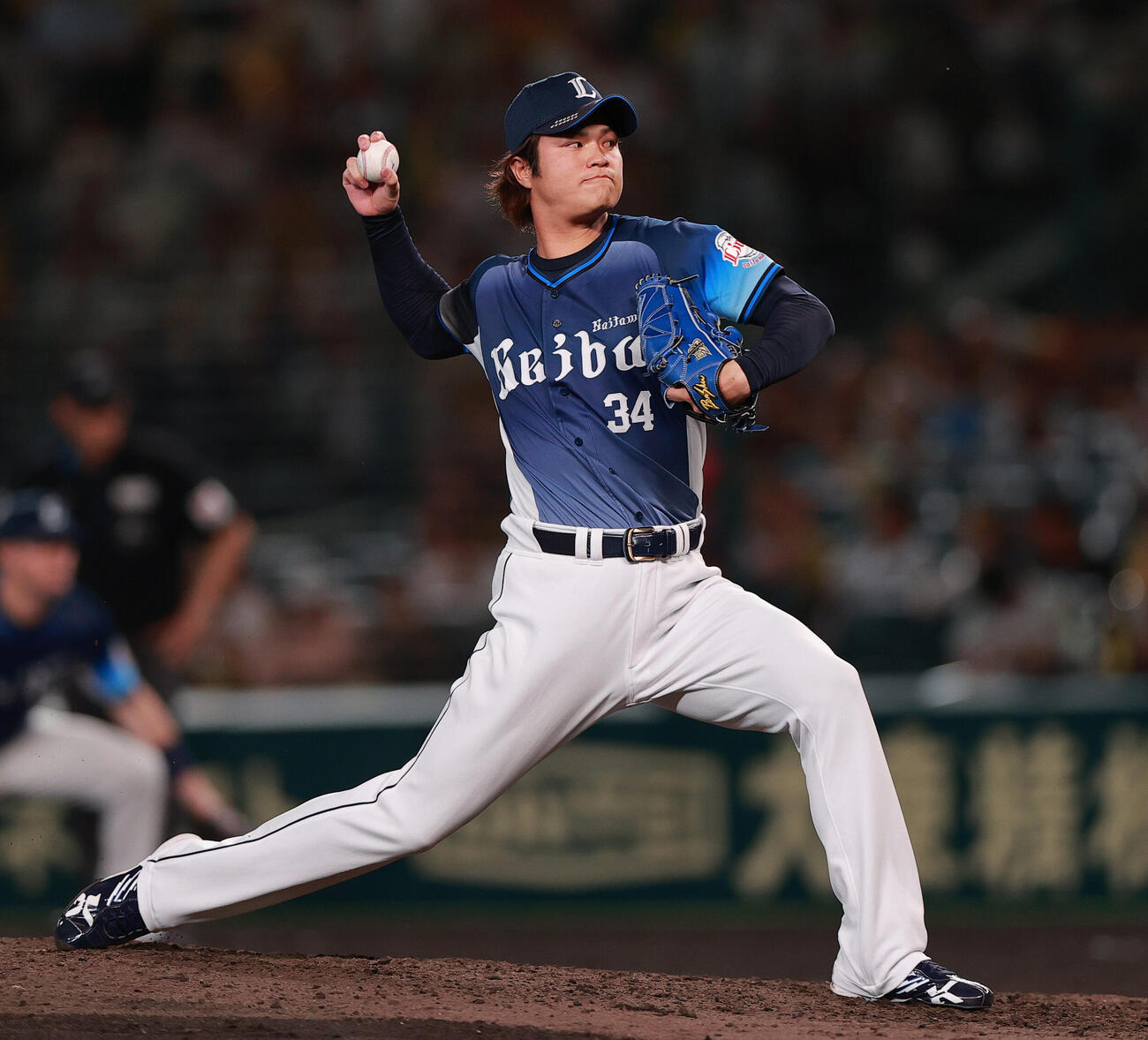 阪神対西武　8回裏に登板する西武甲斐野央（撮影・上山淳一）