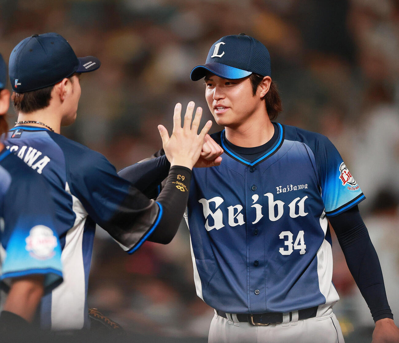 阪神対西武　8回裏阪神2死一、三塁、甲斐野央（右）は中野拓夢を三ゴロに仕留めベンチ前で笑顔を見せる（撮影・上山淳一）
