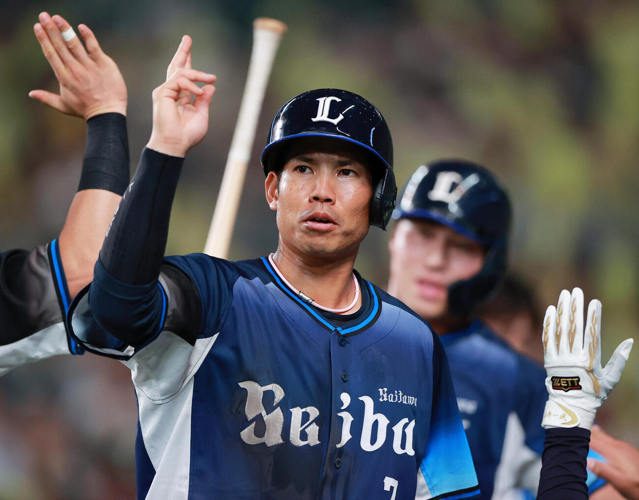 阪神対西武　7回表西武2死二、三塁、長谷川信哉の遊ゴロ失策で生還し出迎えを受ける三走桑原将志（手前）と二走渡部聖弥（撮影・上山淳一）