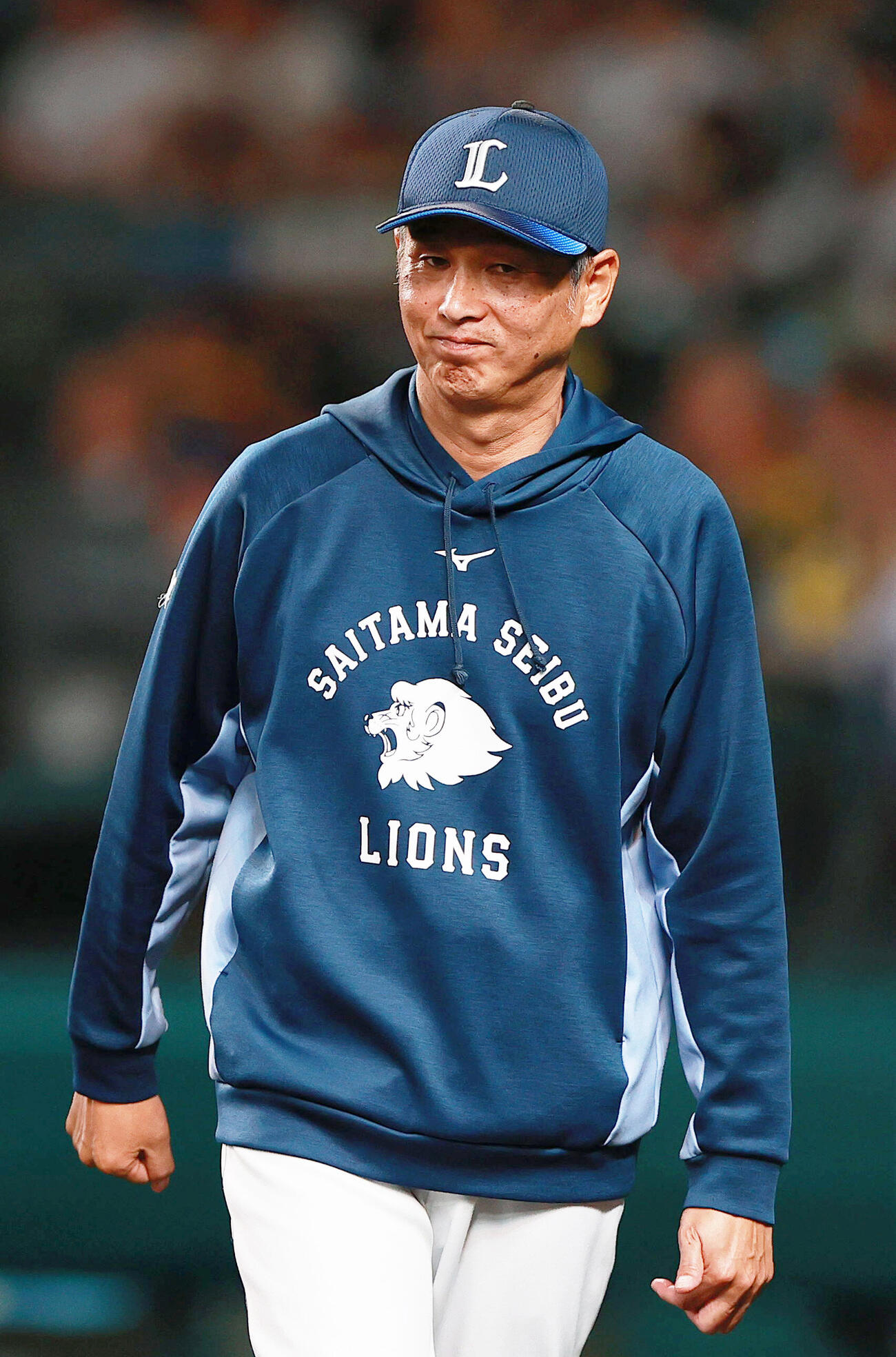 阪神対西武　9回表を終え、西武西口文也監督は球審に交代を告げベンチに戻る（撮影・上山淳一）